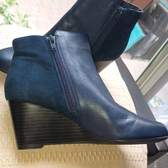 NWT.ISAAC MIZRAHI KIERRA DARK BLUE LEATHER & SUEDE ANKLE BOOTS, 6.5W - Picture 5 of 8